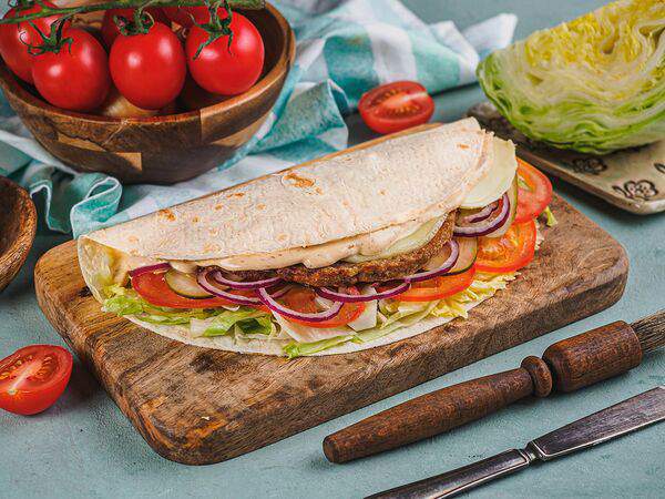 Тюбетей - Кыстыбургер с говядиной, овощами и соусом из аджики