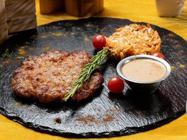 Бекон Restobar - Свиная котлета с беконом и копченой капустой