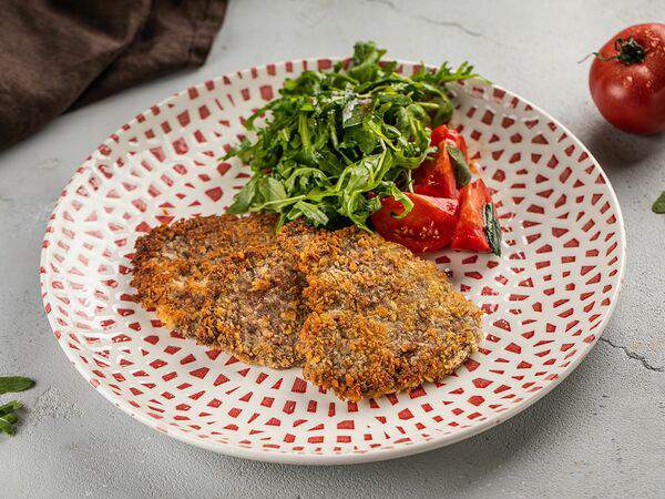 Fish Box - Панированная телятина с рукколой и томатами
