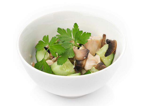 Ближе к делу - Салат с курицей и шампиньонами