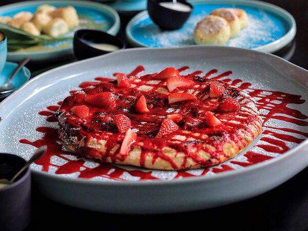 Charlie - Килограммовый сырник с клубникой и сметаной