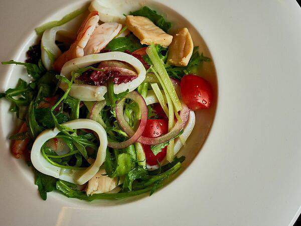 Chocolate - Салат с морепродуктами, помидорами и сельдереем