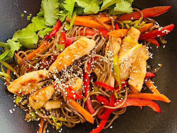 Ibis Kitchen - Лапша Соба по-тайски с курицей