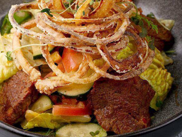 Чайхана 84 46 - Салат По-азиатски с пряной говядиной и печеной кукурузой