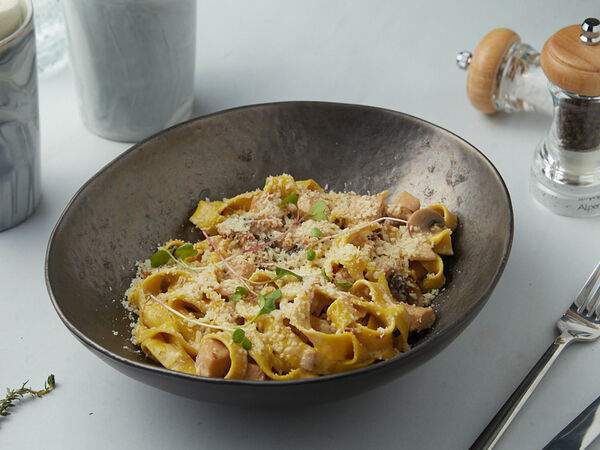 Гурмерия De Paris - Паста ручной работы с курицей, шампиньонами, луком, сливками, пармезаном и сливочным соусом