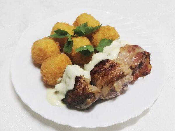 Три правила - Свиные медальоны с беконом в сливочно-горчичном соусе