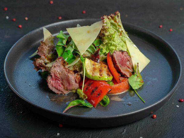 Macarena - Теплый салат с говядиной и овощами