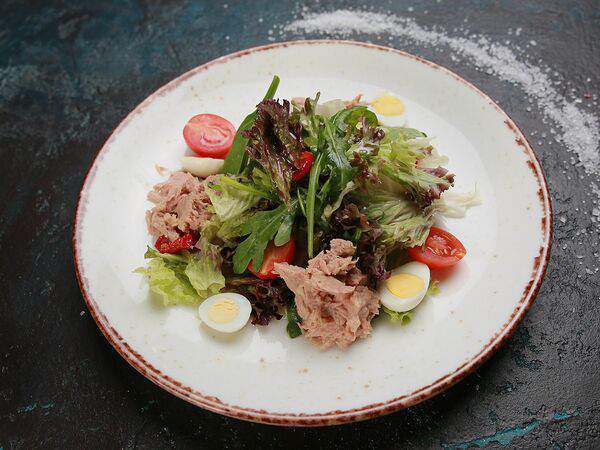 Шале - Салат с тунцом и яйцом