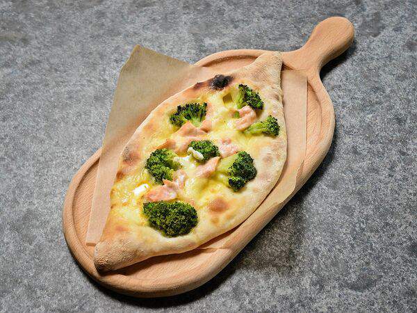 Грузинское бистро Ваха-Лавка - Хачапури по-аджарски с лососем и брокколи