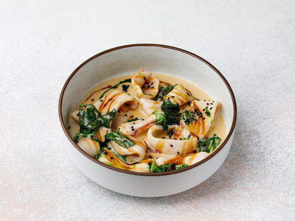 Гости - Кальмар в устрично-сливочном соусе со шпинатом