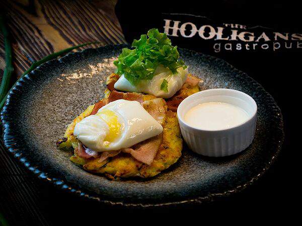 Gastro Pub Hooligans - Картофельные оладьи с яйцом пашот и беконом