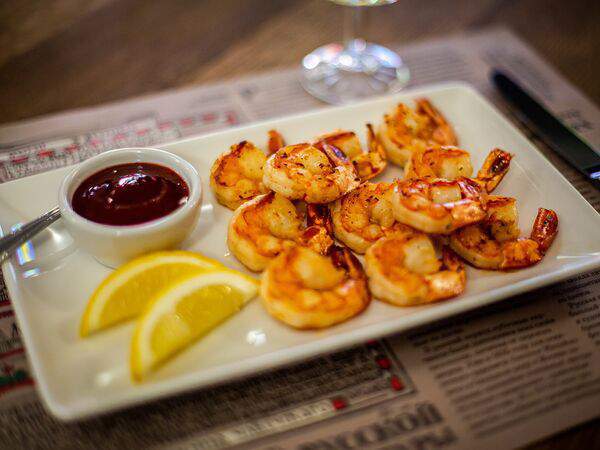 Гостевая изба - Креветки тигровые, обжаренные с чесноком