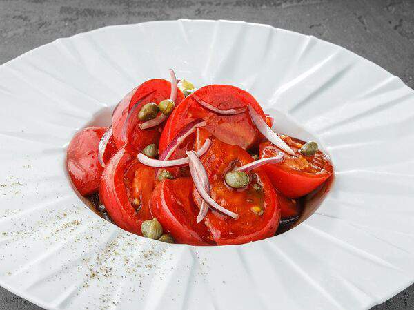Steak & fish house El Chico - Помидоры с красным луком и каперсами
