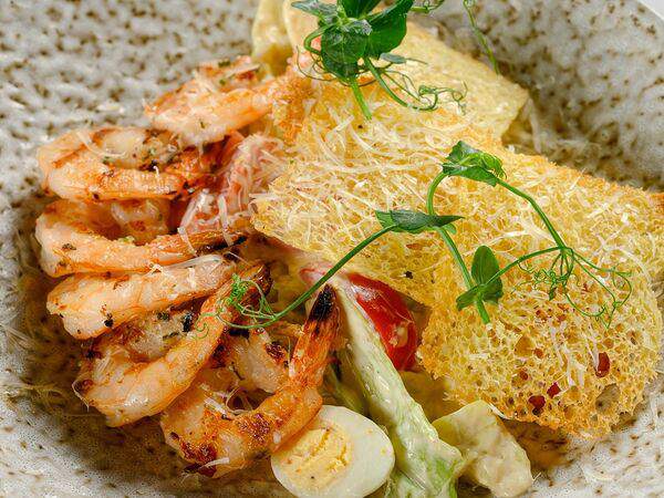 Лель - Королевские креветки гриль на листьях Цезарь с печеным бриошь