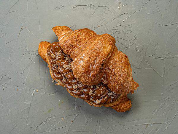 Bakery Mindal - Круассан Сгущенка и каленый орех