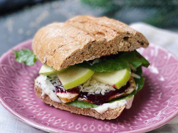 2A Concept. Coffee, Cake & Shop - Сендвич с курицей, яблоком и клюквеным соусом