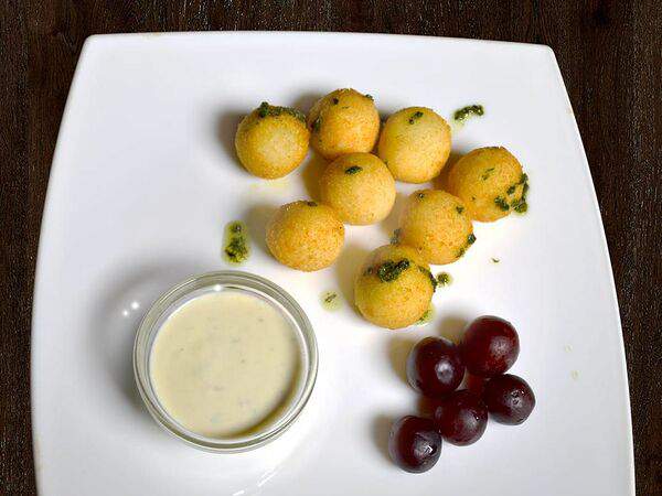 Трактиръ - Сырные шарики с соусом дорблю