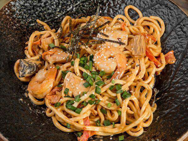 Рамен с уткой - Лапша с креветками, курицей и Том ям соусом