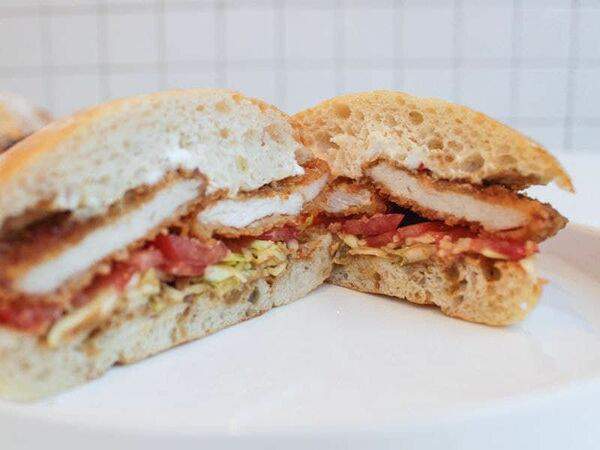 Lobby Street Food - Бургер с курицей в азиатском стиле с арахисовой пастой