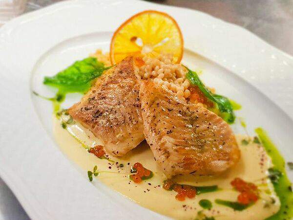 Васнецовъ - Филе осетрины с соусом Шампань