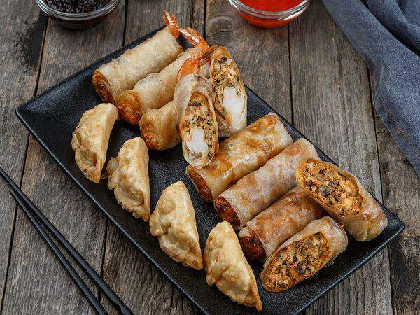 Дед Хо - Сет для двоих: гёдза (4 шт.), нэм га (4 шт.), нэм том (4 шт.)