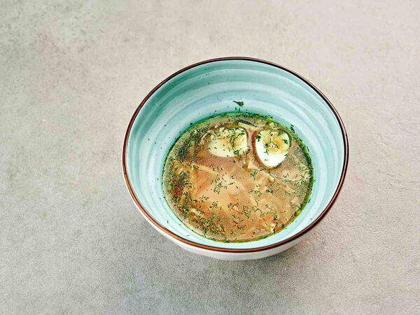 Pivino - Куриный бульон с перепелиным яйцом, домашней лапшой и зеленью