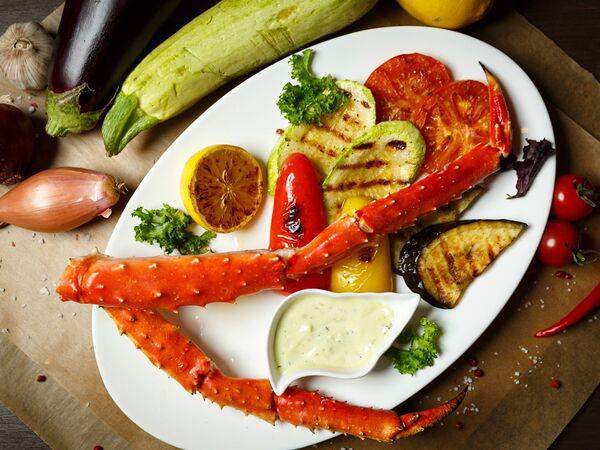 Crab and caviar - Камчатский краб на гриле с овощами гриль