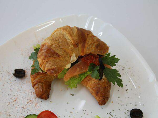 Cactus - Круассан с икрой и лососем