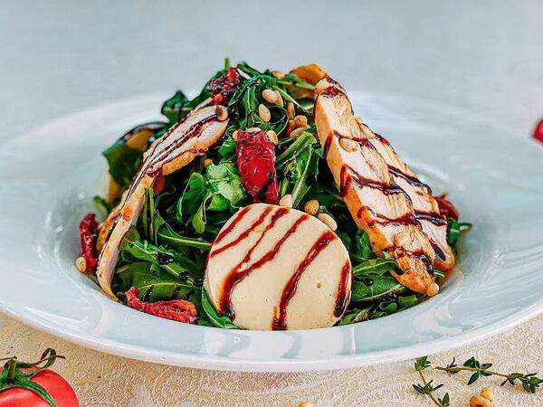 Счастье - Руккола с куриной грудинкой гриль