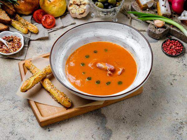 #МамаДома - Томатный суп с копченой грудинкой и хлебными палочками