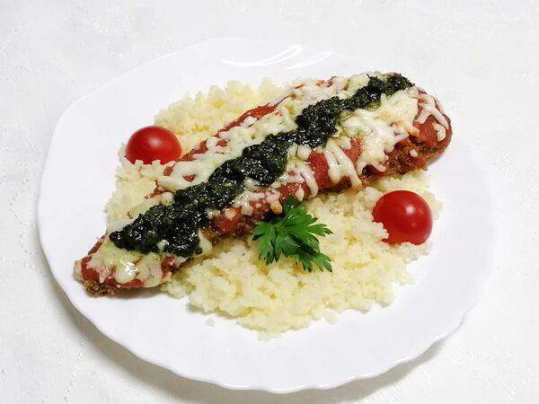 Три правила - Филе минтая, запеченное с томатным соусом, соусом песто и сыром моцарелла