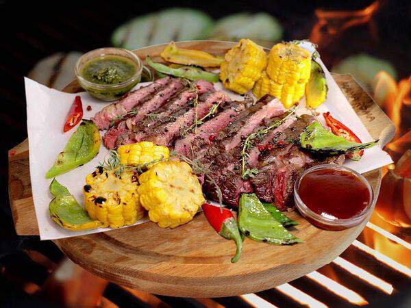 Mama Roma - Рибай на гриле с овощами и соусами BBQ и Песто