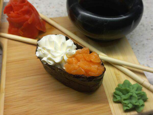 Скушай Суши - Сырный Гункан с Лососем