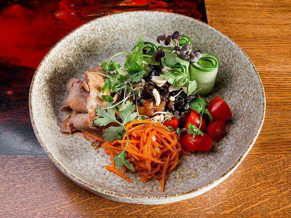 Рамен с уткой - Салат с говядиной, овощами и соусом Тай Бей