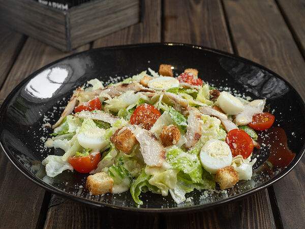 Крафт-кафе Вжарим - Салат Цезарь с курицей