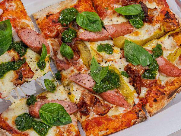 Жуй - Пинса с колбасками и беконом на гриле