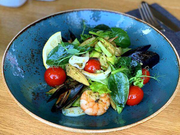 Победа - Теплый салат с морепродуктами