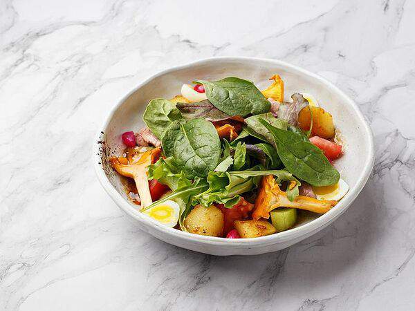 Lobby Bar - Микс салатов с печенью трески и лисичками