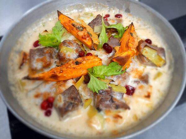 Сыроварня - Язык говяжий запеченный с корнем сельдерея