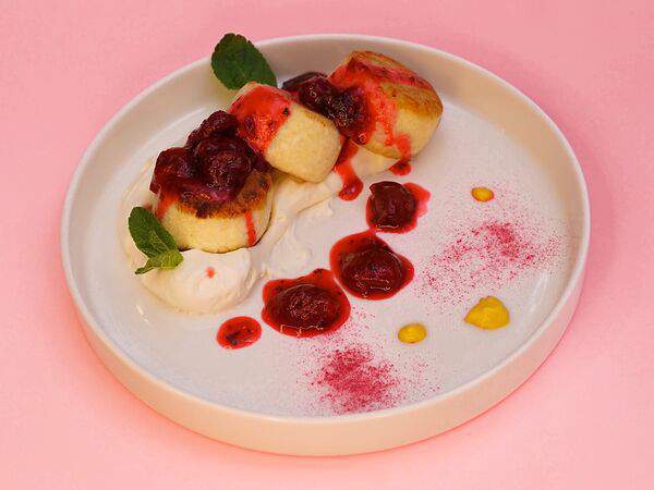 Sisters Coffee & Wine - Сырники с вишнёво-имбирным соусом