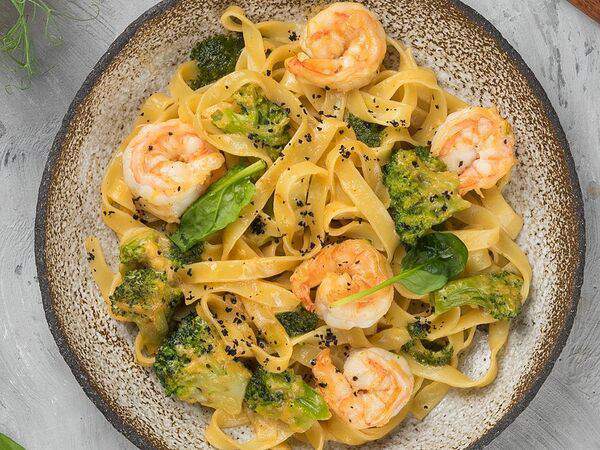 Чарли - Паста с тигровыми креветками и соусом биск