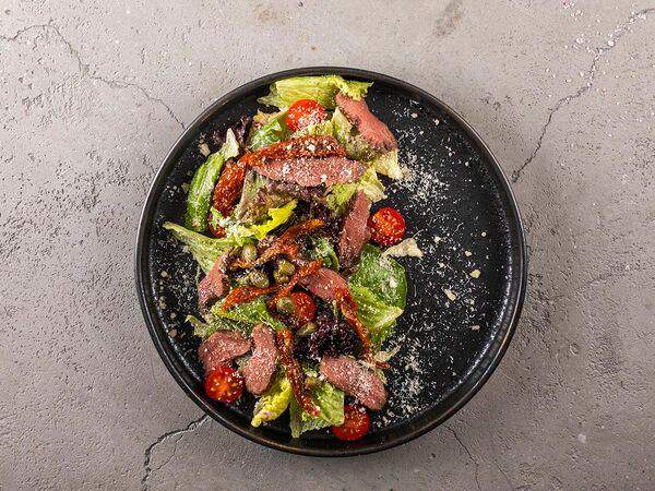 Parmesan - Салат с ростбифом и вялеными томатами