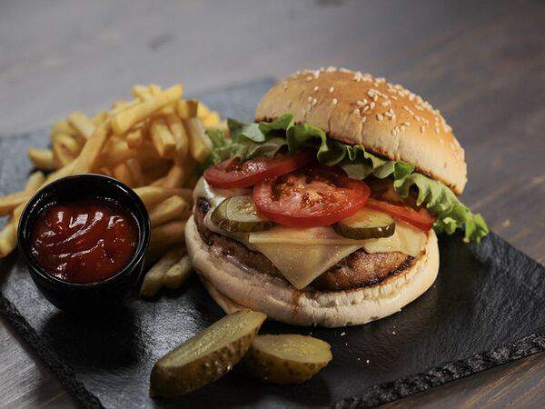 Олд Брюгге шоп & бар - Бургер Куриный с картофелем фри и соусом