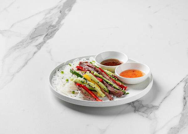 Starbucks (R) - Салат Азиатский с фунчозой и говядиной