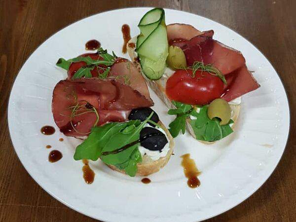 Пельменьок - Брускетта с говядиной Брезаола