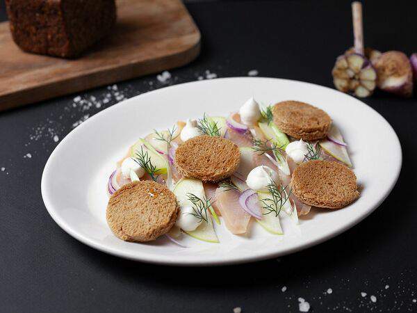 Four - Филе муксуна с ржаными тостами и муссом из сметаны