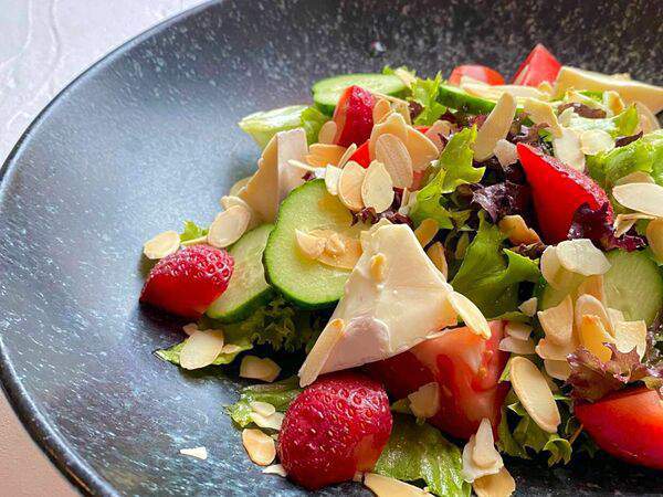 Ресторан 101 - Салат с клубникой и сыром бри