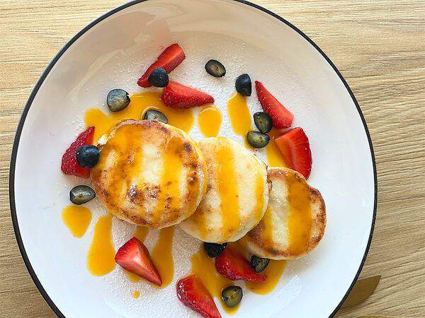 Mogu - Сырники со свежими ягодами и манговым соусом