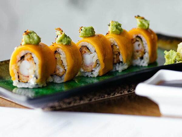 Avocado queen - Ролл хрустящая креветка,манго,авокадо