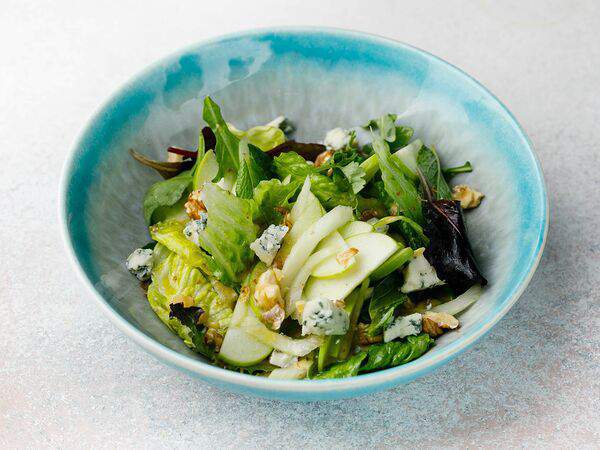 Гости - Салат с яблоком, сельдереем и сыром дорблю